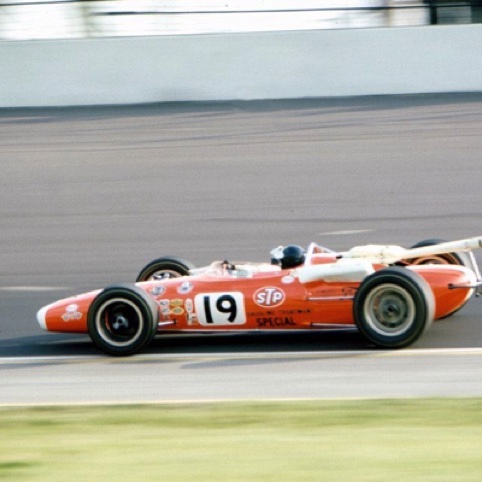 La Lotus 38 dans sa livrée rouge aux couleurs STP