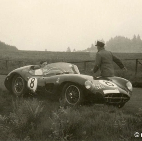 1960 : Jim  sur l'Aston Martin DBR1/300 de l'Essex Racing Team avec comme équipier Bruce McLaren
© Ulrich Schup