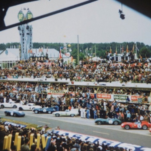 Départ des 24 heures 1960 : L'Aston et Jimmy ont pris un départ canon !!! Départ des 24 heures 1960 : L'Aston et Jimmy ont pris un départ canon !!!