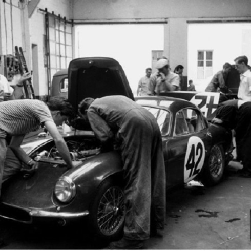 La Lotus Elite dans un garage près du Mans