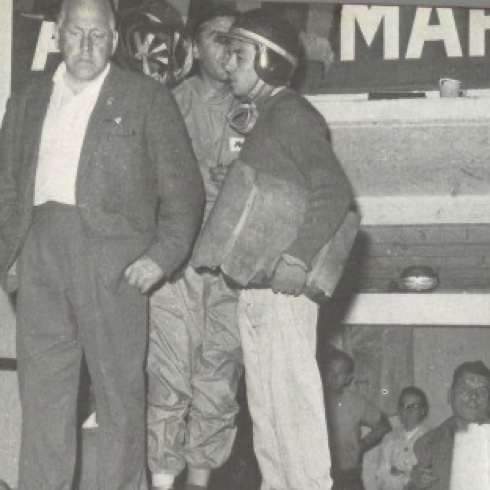 Le Mans 1960 : JIm attend avec son siège pour prendre le relais de Roy Salvadori
Contribution de JF. Bailly/Autodiva Le Mans 1960 : JIm attend avec son siège pour prendre le relais de Roy Salvadori
Contribution de JF. Bailly/Autodiva