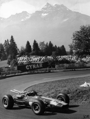 La Lotus 38 détonne un peu dans ce magnifique paysage