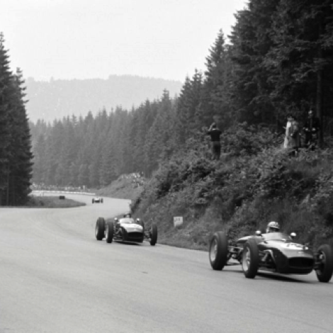 Spa Franchorchamps, Jim  derrière son équipier Innes Ireland
©  Georges Phillips
Contribution de Luc Ghys