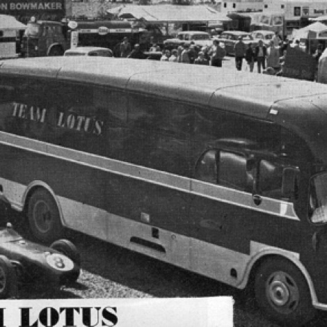 Le transporteur du team Lotus sur ses terre  à Silverstone... Jimmy est au volant de la Lotus 18 pour son GP "national"