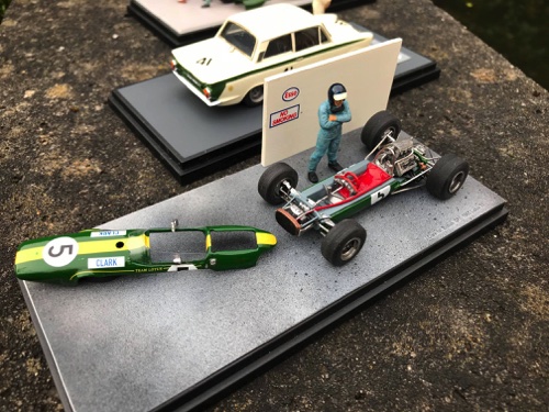 JIm devant sa Lotus 25 en petite tenue