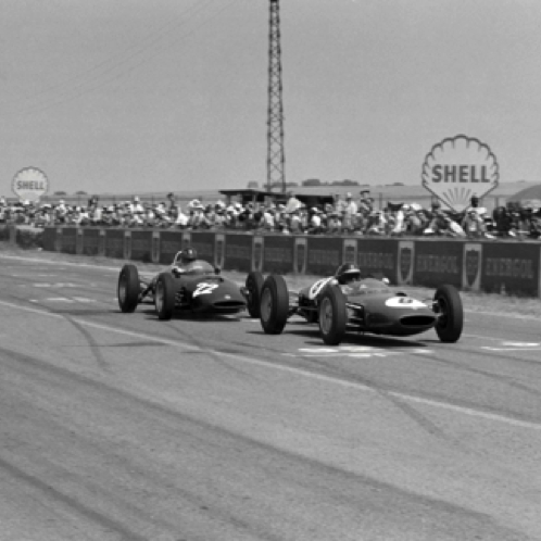 Toujours sur le circuit de Reims mais devant Graham Hill sur sa BRM
© Gorges Philipps
Contribution Luc Ghys Toujours sur le circuit de Reims mais devant Graham Hill sur sa BRM
© Gorges Philipps
Contribution Luc Ghys