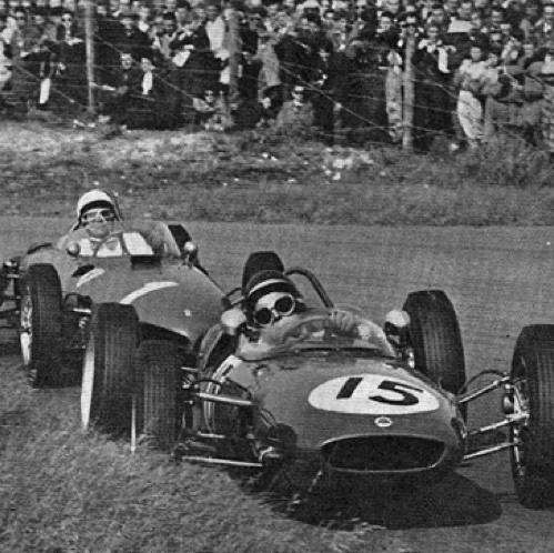 Jim dans les dunes de  à Zandvoort devant Phill Hill Jim dans les dunes de  à Zandvoort devant Phill Hill