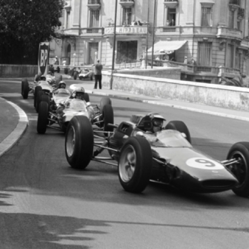 Jim devant John Surtees
© Georges Philipps