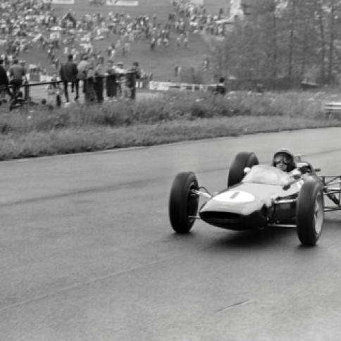 Position typique de Jim Clark au volant à Spa Francorchamps
© Georges Philipps Position typique de Jim Clark au volant à Spa Francorchamps
© Georges Philipps