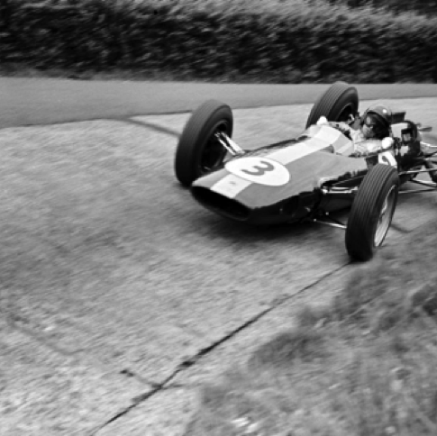 JIm et la 25 dans le célèbre virage du Karusell sur le circuit du Nurburgring
© Eric Della Faille JIm et la 25 dans le célèbre virage du Karusell sur le circuit du Nurburgring
© Eric Della Faille
