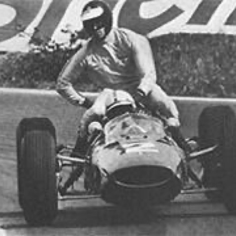 Auto stop avec John Surtees sur sa Ferrari