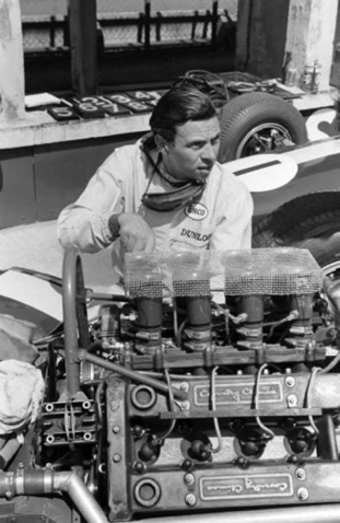 Jimmy devant le moteur coventriy Climax de la Lotus 33 Jimmy devant le moteur coventriy Climax de la Lotus 33