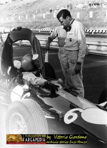 Echange avec son coéquipier Mike Spence à Enna Pergusa 1964
© Vittorio Giordano Echange avec son coéquipier Mike Spence à Enna Pergusa 1964
© Vittorio Giordano