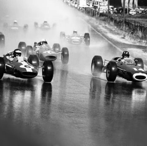 Le départ vient d'être donné au GP de Solitude et Jim est en bagarre avec Graham Hill sur BRM et John Surtees sur Ferrari