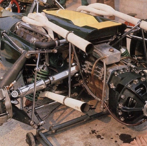 Partie de mécanique à Monza sur la Lotus 43