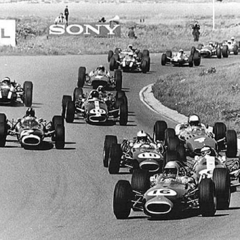 Les Brabham mênent la danse avec Jimmy, intercalé entre Jack et Denis Hulme Les Brabham mênent la danse avec Jimmy, intercalé entre Jack et Denis Hulme