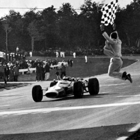 Le fameux starter méricain à Watkins Glen pour la victoire de Jimmy avec la Lotus 43 Le fameux starter méricain à Watkins Glen pour la victoire de Jimmy avec la Lotus 43