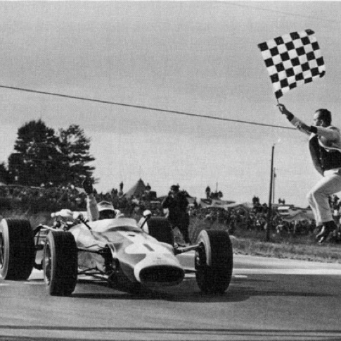 Toujours notre starter américain qui saute de joie pour saluer la victoire de Jim ! Toujours notre starter américain qui saute de joie pour saluer la victoire de Jim !