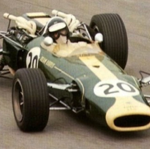 La Lotus 43 Avec le moteur BRM H 16 et ses échappements caractéristiques...