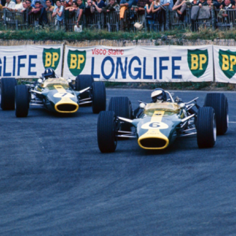 Bagarre avec son coéquipier Graham Hill sur le circuit Bugatti au GP de France.
© Eric Della Faille
Contribution Luc Ghys Bagarre avec son coéquipier Graham Hill sur le circuit Bugatti au GP de France.
© Eric Della Faille
Contribution Luc Ghys