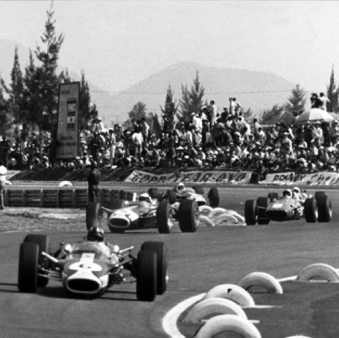 Graham Hill, un temps devant Jim Clark au GP du Mexique, avant qu'il n'abandonne pour problème de transmission...