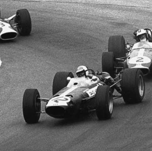 Big John et Denis Hulme en bagarre, Jim en embuscade (il abandonnera sur problèmes de suspension et Hulme gagnera) Big John et Denis Hulme en bagarre, Jim en embuscade (il abandonnera sur problèmes de suspension et Hulme gagnera)