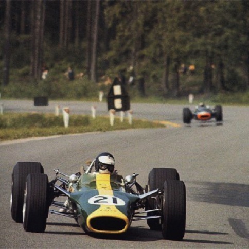 Spa Francorchamps devant Jackie Stewart et sa BRM Spa Francorchamps devant Jackie Stewart et sa BRM