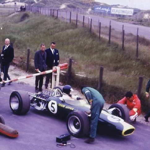 Entrée des artistes pour la présentation de la nouvelle Lotus 49... Entrée des artistes pour la présentation de la nouvelle Lotus 49...