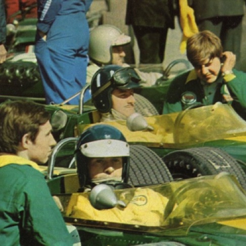 Les 2 Lotus de JIm et Grhama aux côts de Denis Hulme et sa Brabham