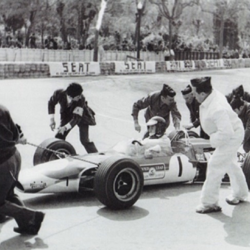 Remorquage de la Lotus de Jim après l'accrochage de Montjuich avec Jacky Ickx 1968