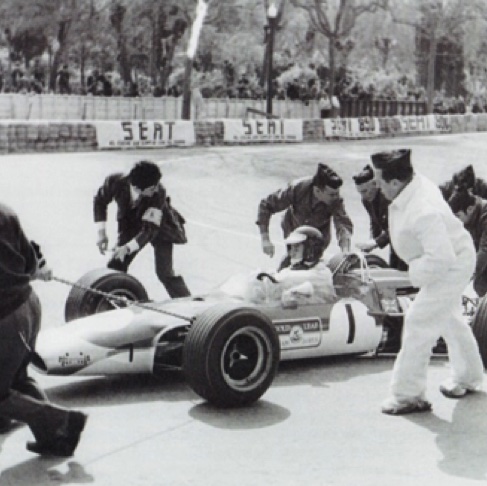 Remorquage de la Lotus de Jim après l'accrochage de Montjuich avec Jacky Ickx 1968 Remorquage de la Lotus de Jim après l'accrochage de Montjuich avec Jacky Ickx 1968