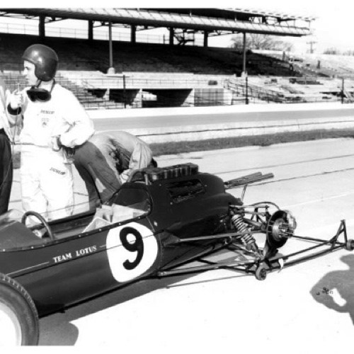 Le Lotus 25 parait bien frêle par rapport aux roadsters américains