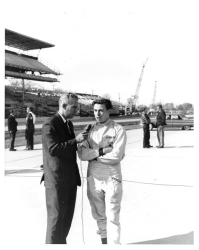 Jim interwewé par la presse locale titillée par la curiosité...