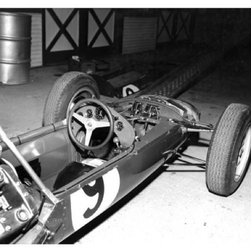 Cette Lotus 25 provoquera les sarcasmes des américains qui ne la prennent pas au sérieux : Moteur arrière, monocoque, petite roues, et couleurs vert anglais et pilote sans expérience à Indy !!!