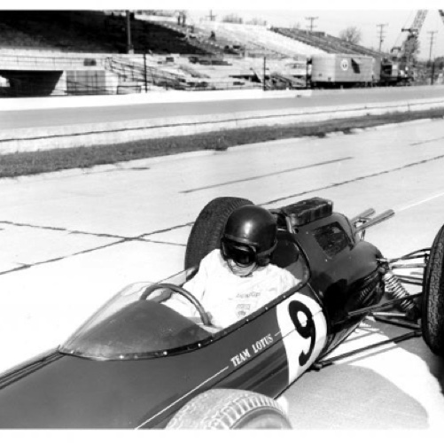 Jim se sent à l'aise sur cette piste ovale malgrè la monoplace en configuration Grand Prix