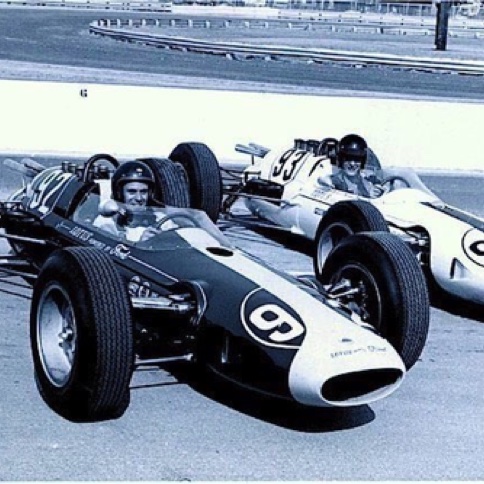 Les deux Lotus 29 engagées : la verte de Jimmy et la blanche de Dan Gurney
