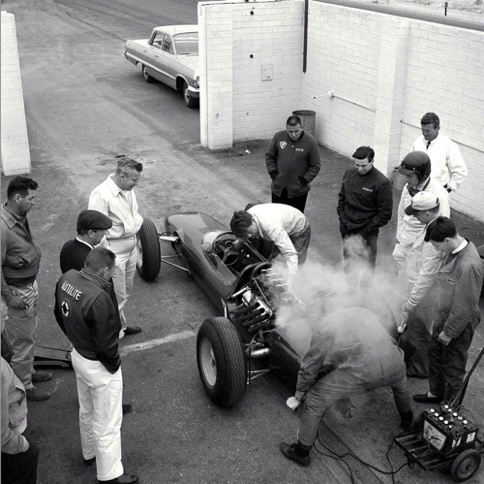 Démarrage du moteur Ford de la Lotus 29, Dan est déjà casqué, il va faire quelques tours sur la monoplace de Jim