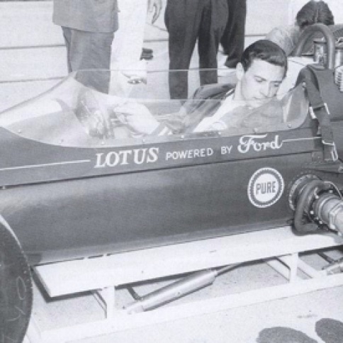 Système de ravitaillement type "Indy", à noter le lève vite sous la voiture...