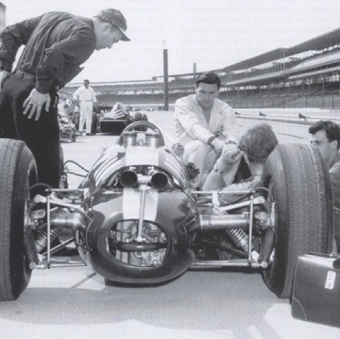 La Lotus parait minuscule par rapport aux roadsters à moteur avant !