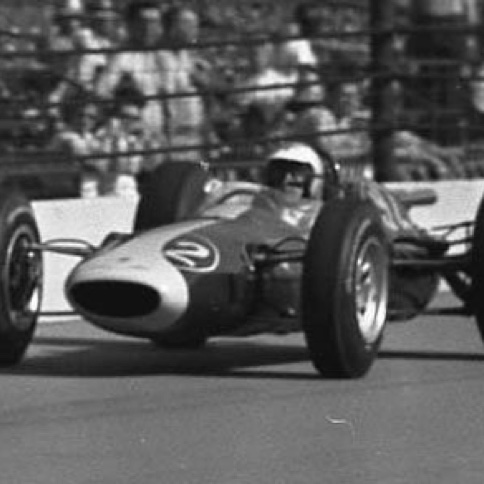 Jim inaugure un mouveau casque pendant les essais, 
pas encore peint à sa couleur, le bleu Ecosse