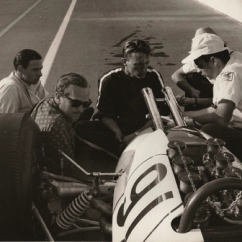 Jim, Colin et Dan Gurney discute à l'arrière de la Lotus blanche de l'américain
Contribution Lucy Hall/Facebook