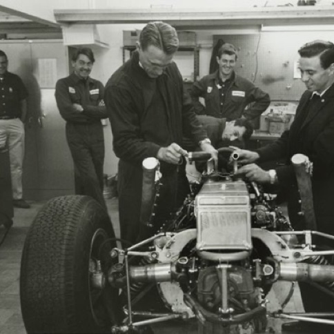Jim avec Dan Gurney, ils découvrent la mécanique de la Lotus 39