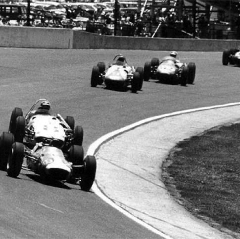 Après le départ , la petite Lotus devant les roadsters