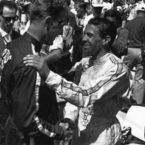 Jim heureux de cette première expérience serre la main à Dan grâce à qui tout est arrivé..