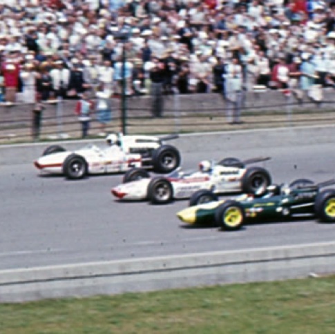 Le départ... JIm sur la Lotus verte aux côtés de Bobby Marshman sur Lotus et Roger Ward sur Watson Ford