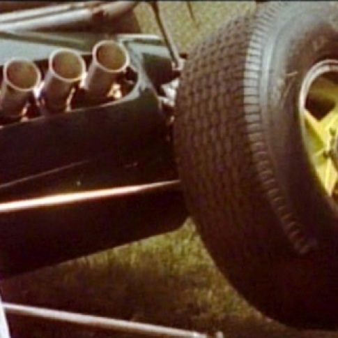 La suspension arrière gauche  qui a laché à cause des vibrations des pneux Dunlop