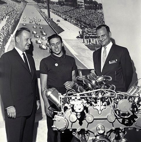 1964 500 miles Indianapolis : Jim, Benson  Ford (à gauche) et Lee Iacocca (à droite)  devant le moteur Ford V8 de la Lotus 34
© International Motor Speedway