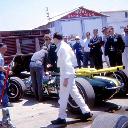 "Gazoline Halley " à Indy . On fait le plein de carburant sur la Lotus 38 de Jimmy