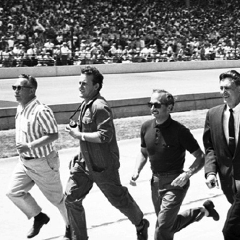 Colin et les officiels rejoignent en courant Jim Clark qui vient de passer la ligne d'arrivée en vainqueur