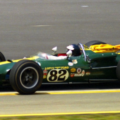 Victoire d'une voiture verte (couleur porte malheur à Indy, à moteur arrière et pilotée par un petit écossais surdoué....